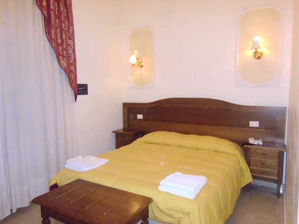 Cambridge Hotel Rome 3*,  Italy