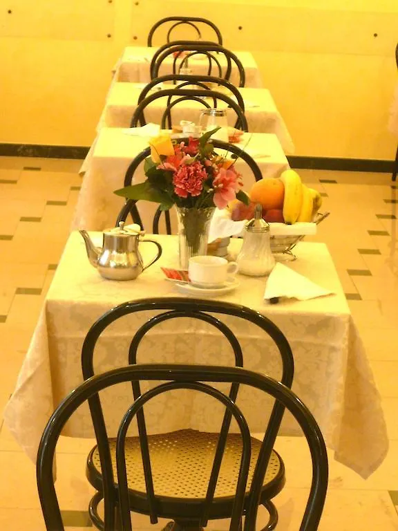 Cambridge Hotel Roma 3*,
